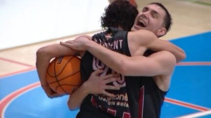 Mario Lousame debuta amb un triomf d’orgull a la pista del CB Prat (83-86)